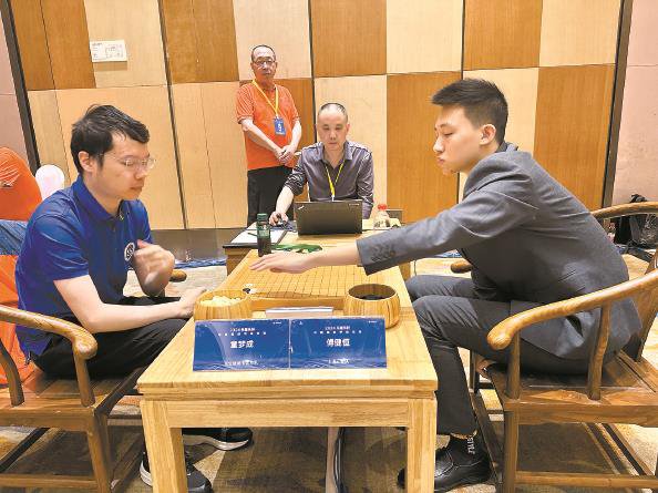 上海汇智队傅健恒四段(右)战胜北京队童梦成八段2024"乐居乐杯"围甲
