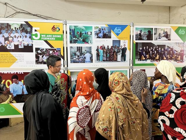 中国医疗队在桑给巴尔举办援桑60周年画展