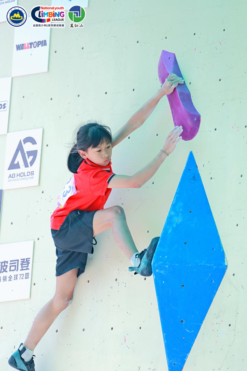 人群中,瘦瘦小小的杨可儿有些不太起眼.