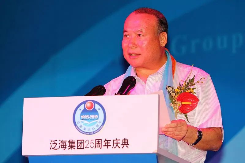 在这之后,经历多轮股东洗牌,到了2000年12月民生银行上市时,卢志强以