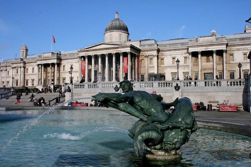 位于伦敦特拉法加广场的英国国家美术馆.