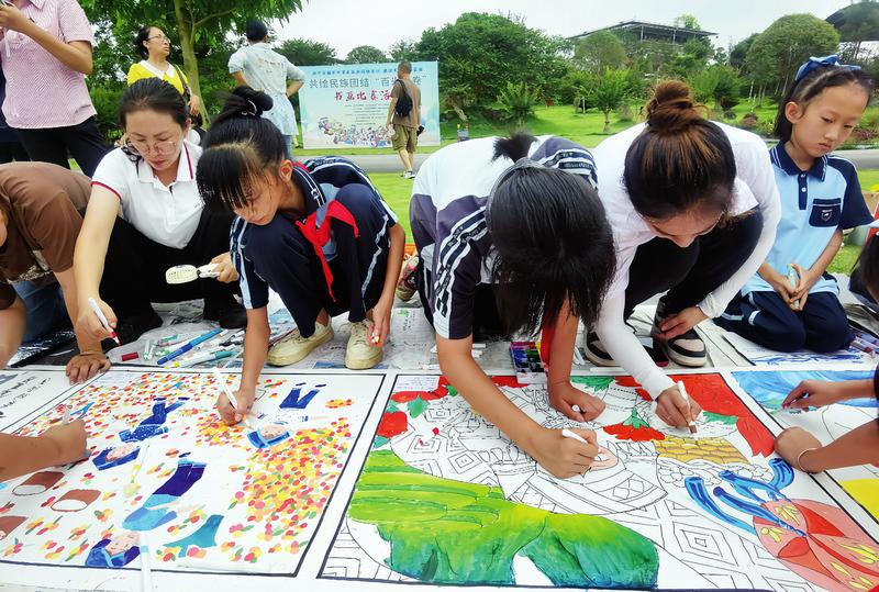 学生在老师的指导下,描绘心中"中华民族一家亲,同心共筑中国梦"的美好