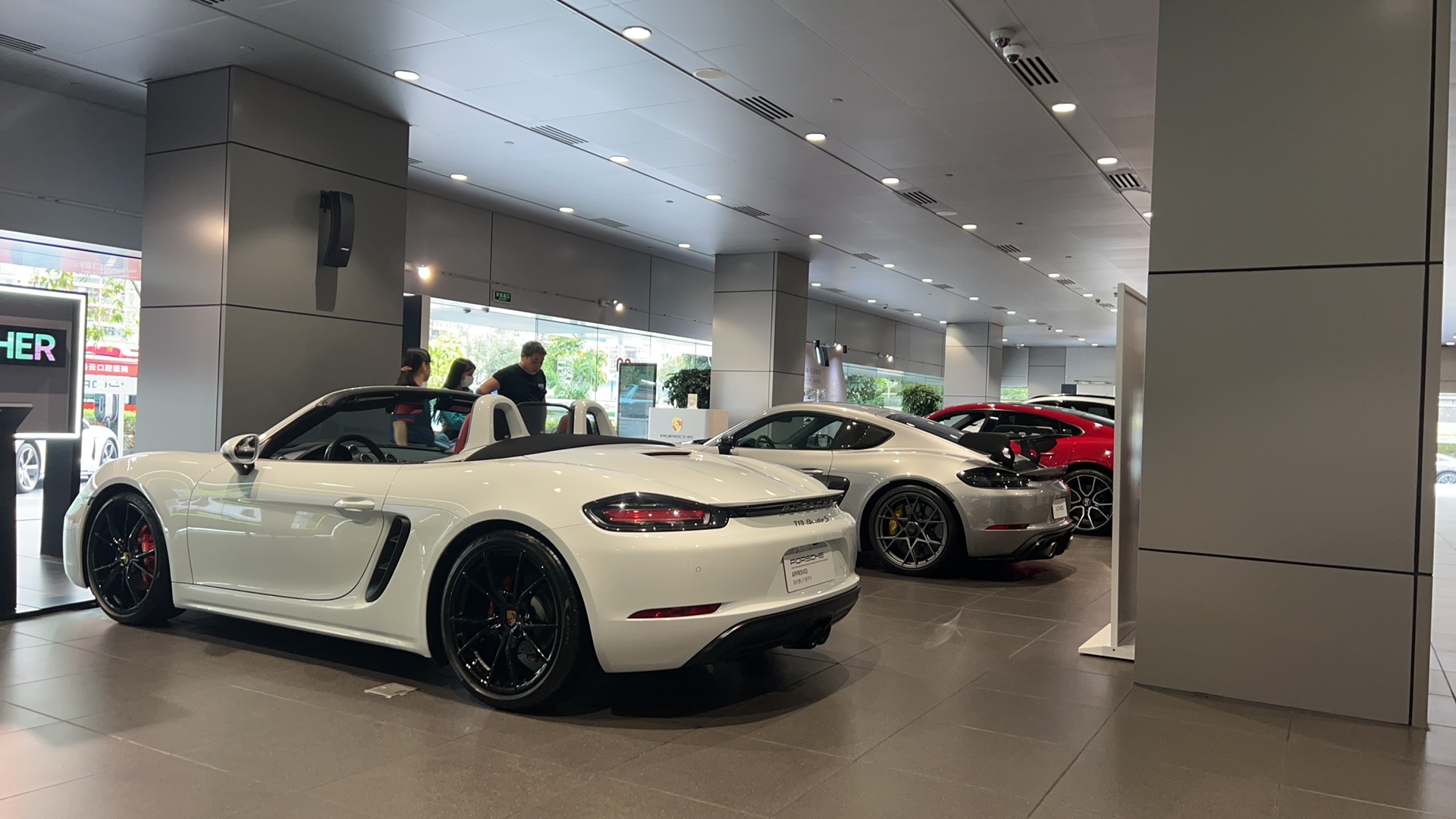 调查|"经销商逼宫"传闻下的保时捷4s店:销售力推金融买车方案赚返点