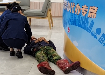 在广西移动玉林兴业分公司环东营业厅办理业务时候,突然昏厥,倒地不起