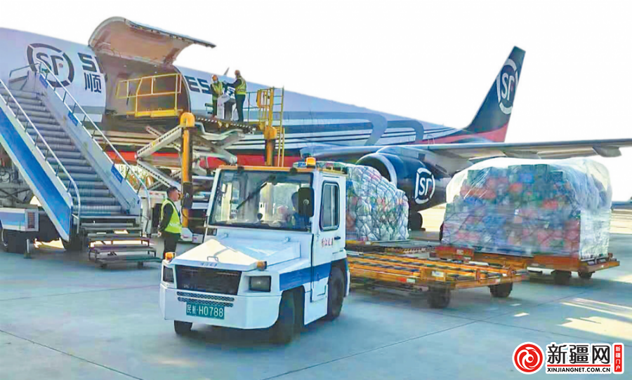 日前，新疆顺丰全货机正在装载新疆农牧产品准备出疆。（全媒体记者王璇 通讯员马相燕摄）