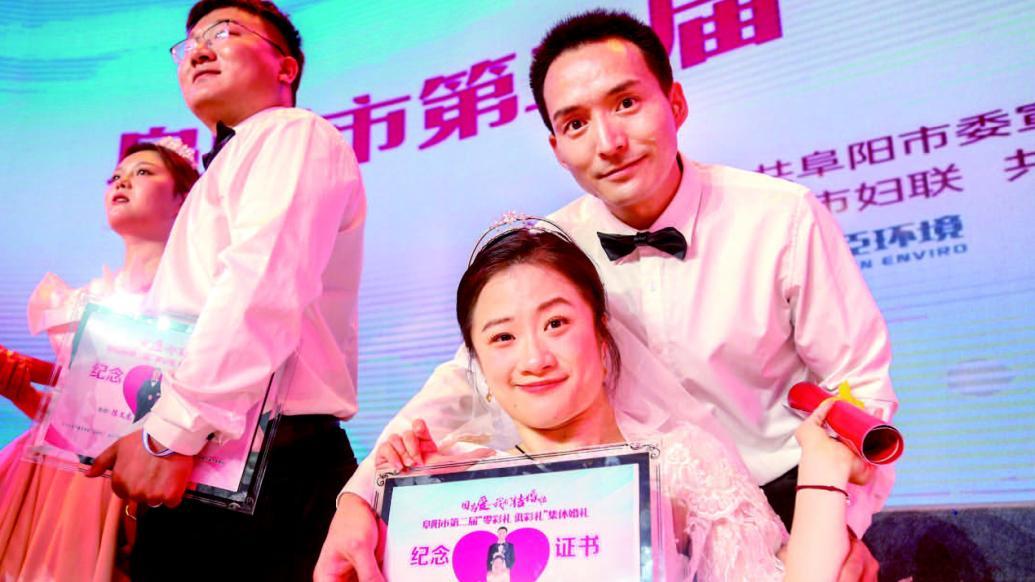 阜阳16对新人举办集体婚礼,中国好人王雅静"零彩礼"完婚