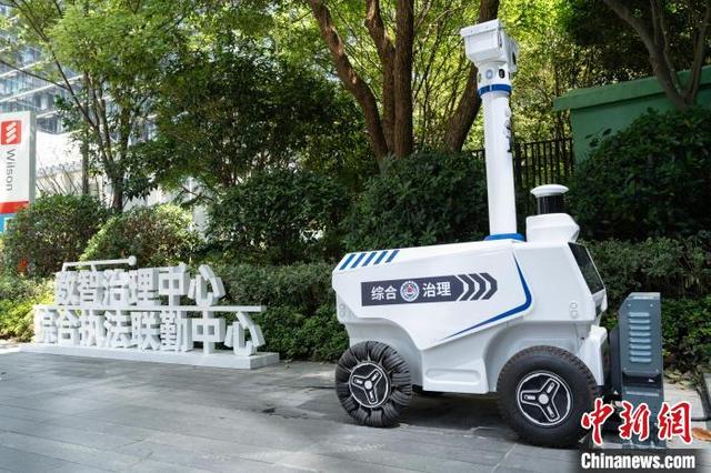 杭州余杭:城市巡逻智能机器人亮相街头