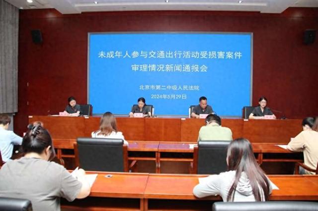 骑电动车玩手机撞伤12岁学生,北京二中院判驾驶人赔偿损失