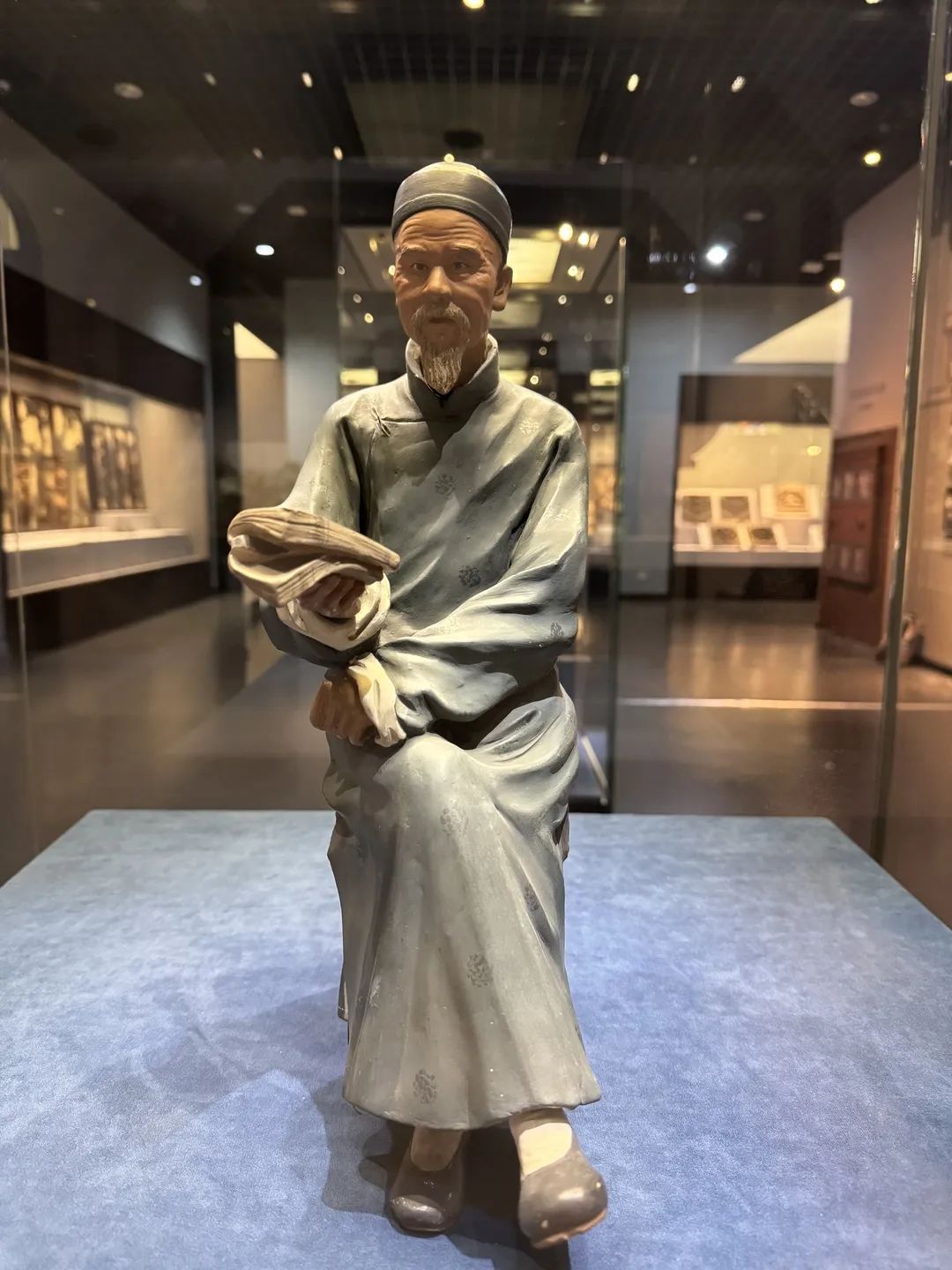 展览现场展品主要集中在年画和彩塑两个民间工艺类别上,侧重民间工艺