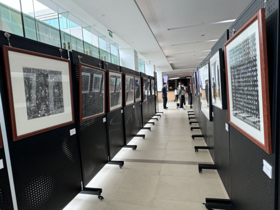 图为捐赠现场展示的部分捐赠拓片。（记者富子梅摄）