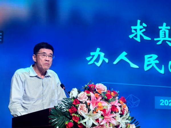 分享"四真"办学经验首钢京唐公司党委书记,董事长李明在致辞中表示