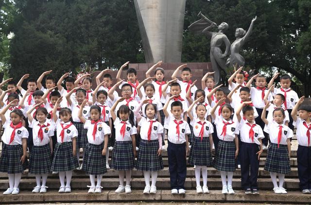 中国少年英雄纪念碑前,少先队员集体入队