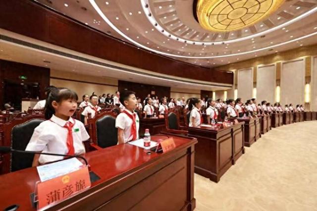 小学生走进人大 开启独特"六一体验"