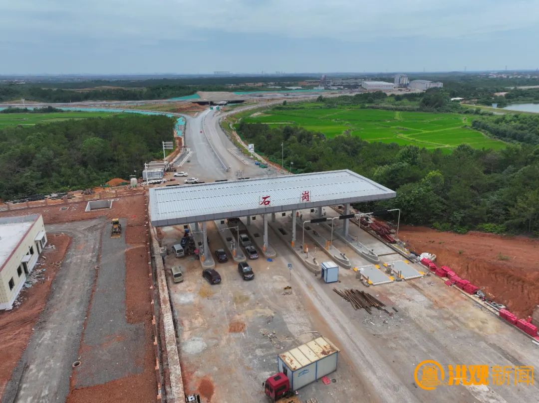 以北路段石鼻枢纽以南路段在摊铺沥青交安工程施工,收费站收尾等施工