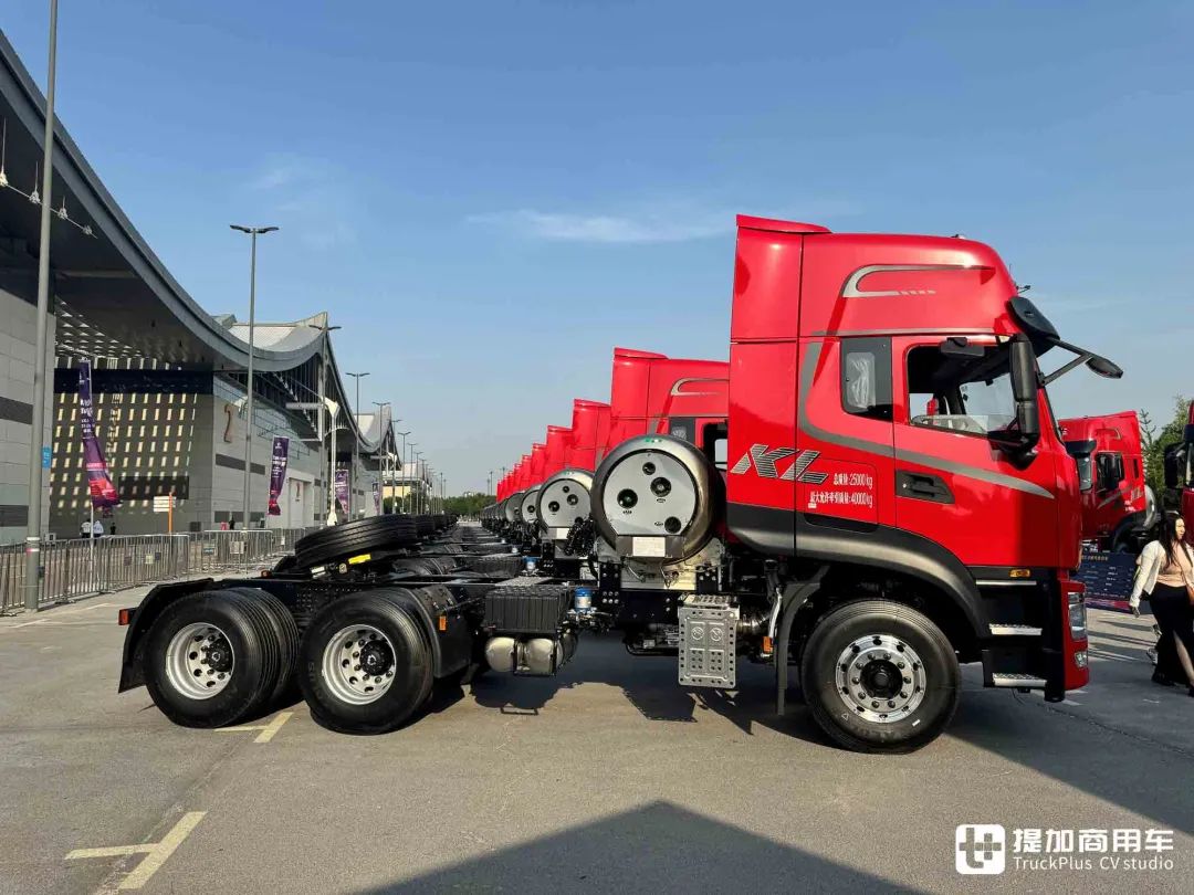 4吨,还有520马力新动力,东风天龙kl龙擎3.0燃气牵引车实拍