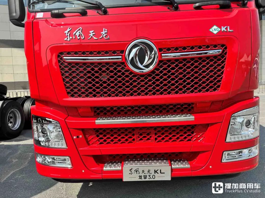 4吨,还有520马力新动力,东风天龙kl龙擎3.0燃气牵引车实拍