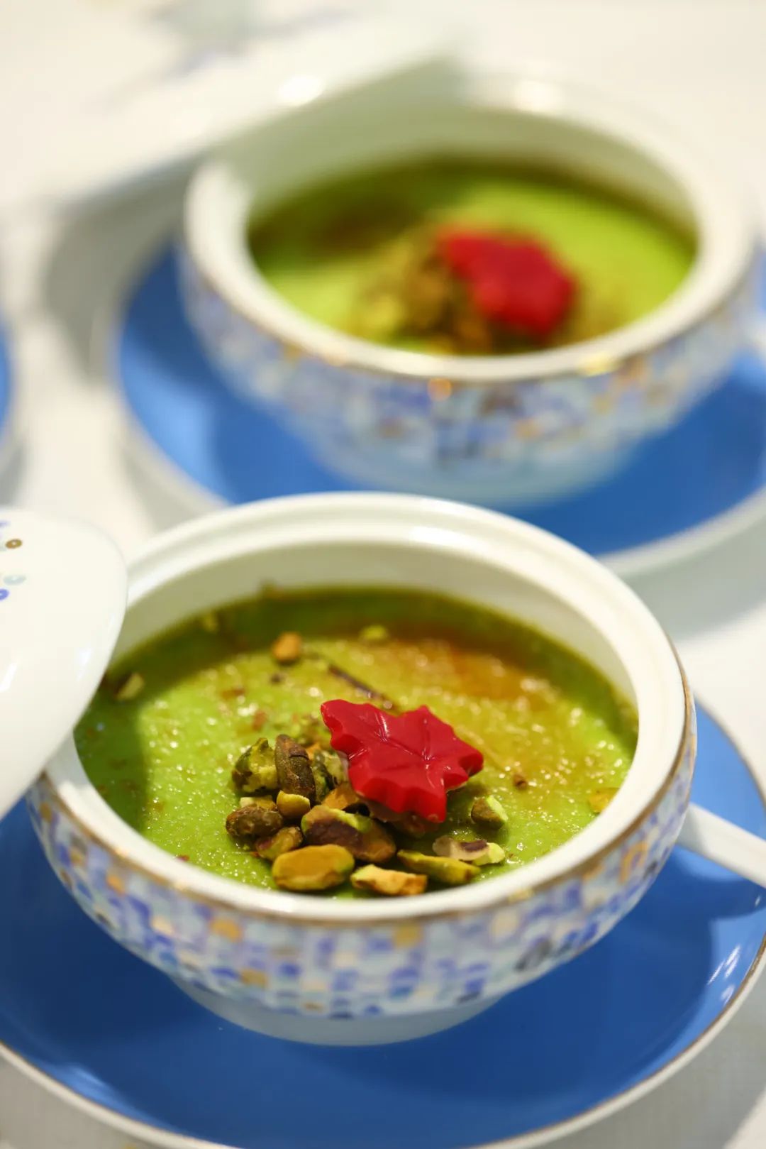 使用茉莉花茶与牛奶烤制布丁,甜蜜的焦糖和浓郁的开心果融合,特别点缀