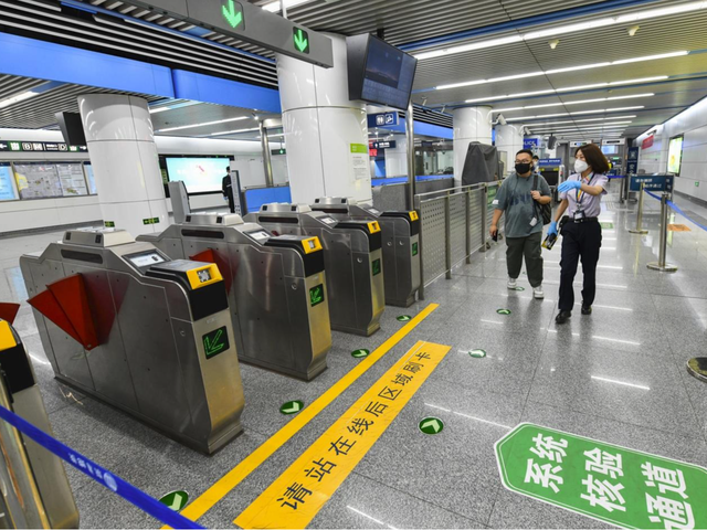 74 6月1日起,北京地铁列车启动"双温车厢"模式最近,北京气温逐渐