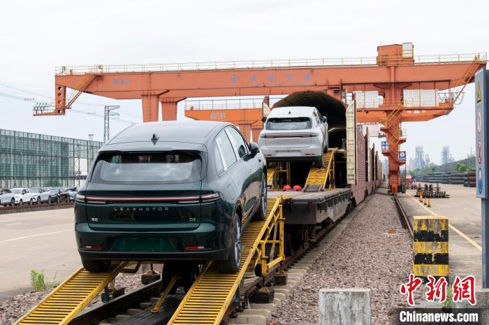 浙江金华:新能源汽车铁路发运启程