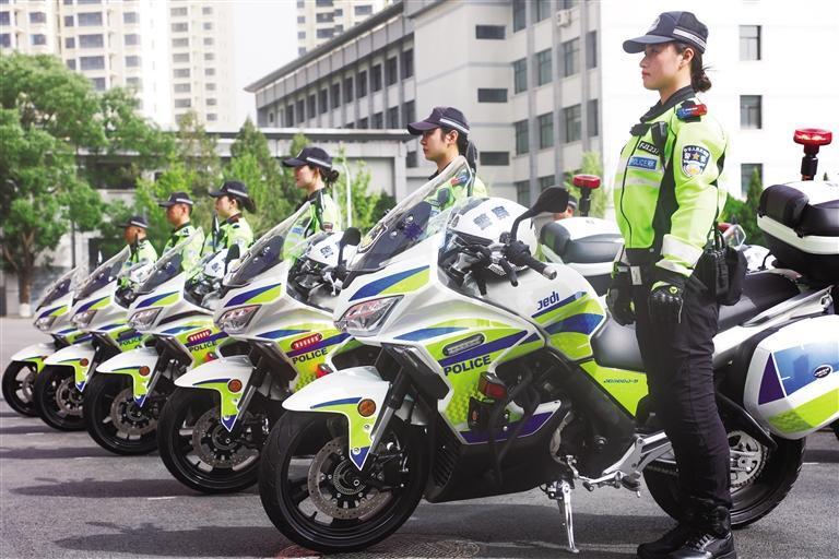省公安厅为兰州公安交警调配警用摩托车