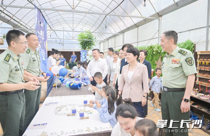 吴桂英"六一"前夕看望少年儿童并调研学校思政课建设工作