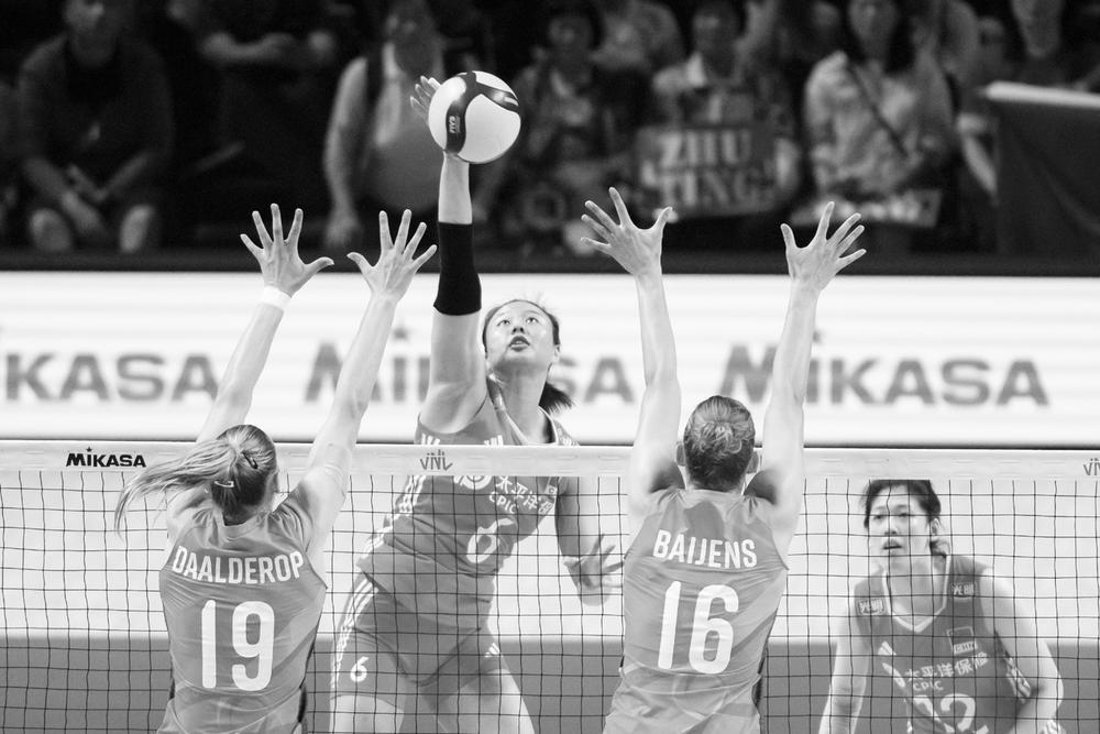 图为中国队球员龚翔宇(左二)在比赛中扣球.  新华社发