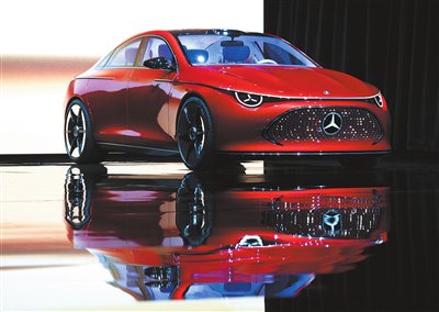 一辆磨砂灰色创新纯电动bmwi5(配置|询价)汽车缓缓驶出,后方宝蓝色的