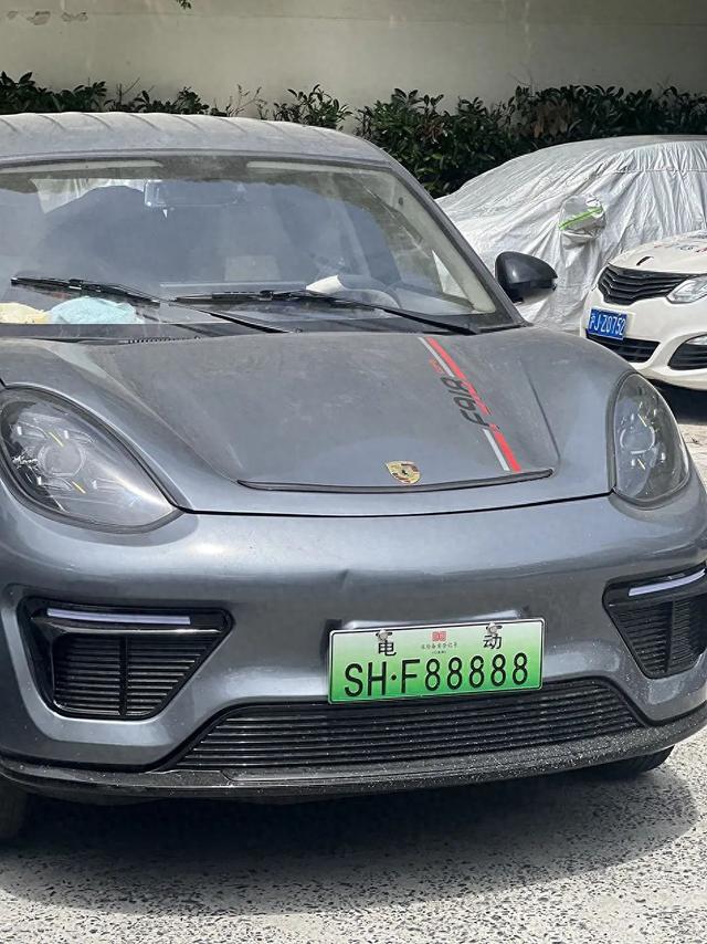 "前看保时捷,后看法拉利,车牌5个8,售价2万3"09