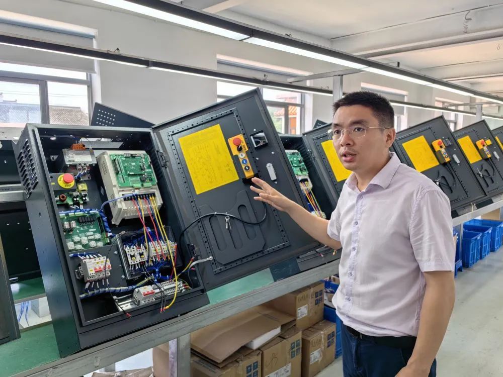 图为宁波恒世达电梯配件有限公司法人代表赖睿英介绍公司产品 记者吴丛司 摄