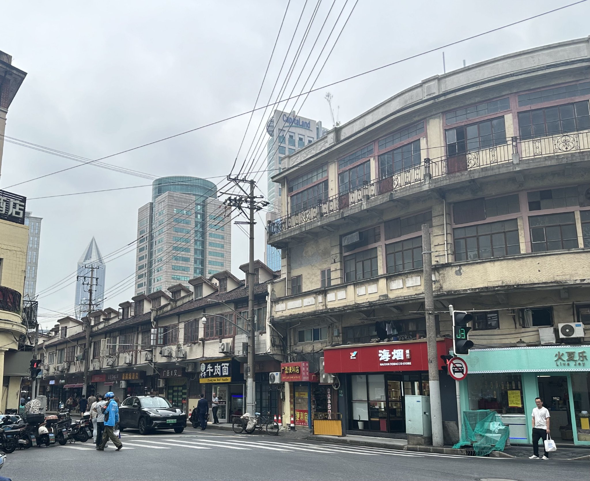 cn)记者来到上海黄浦区广东路,看到黄浦区交警支队民警与沿街商户沟通