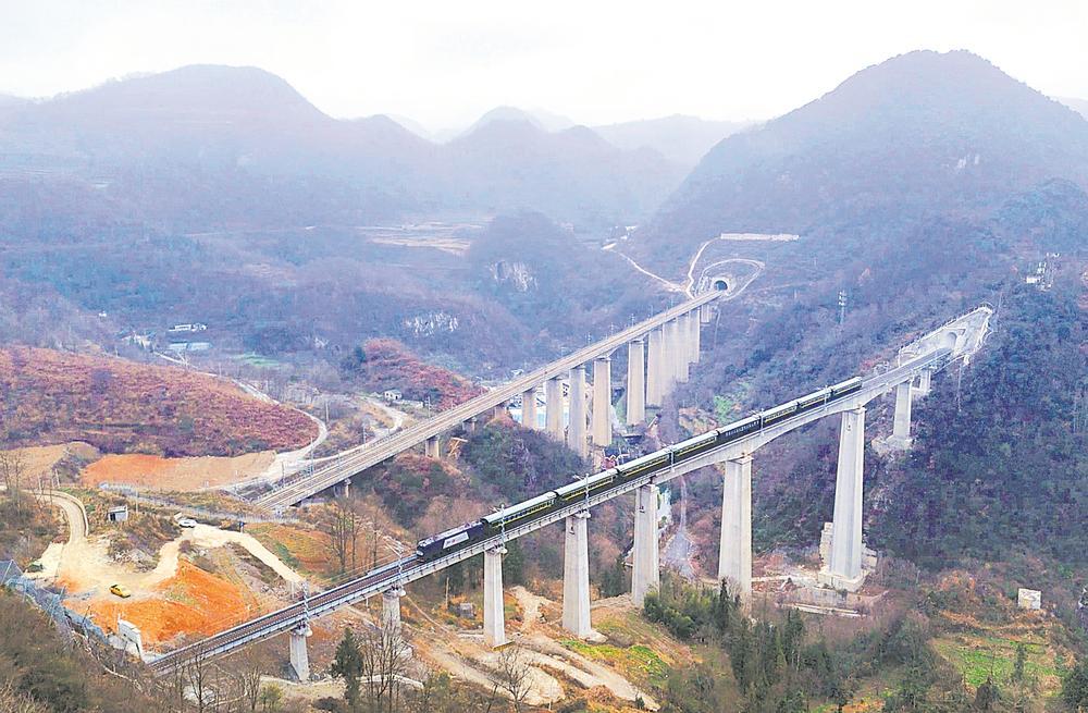 铁轨铺就的开放之路越走越宽重大对外铁路工程不断建成,助力成都建设