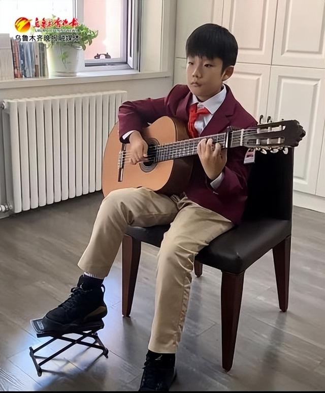 刘峻希在家里练习弹吉他.