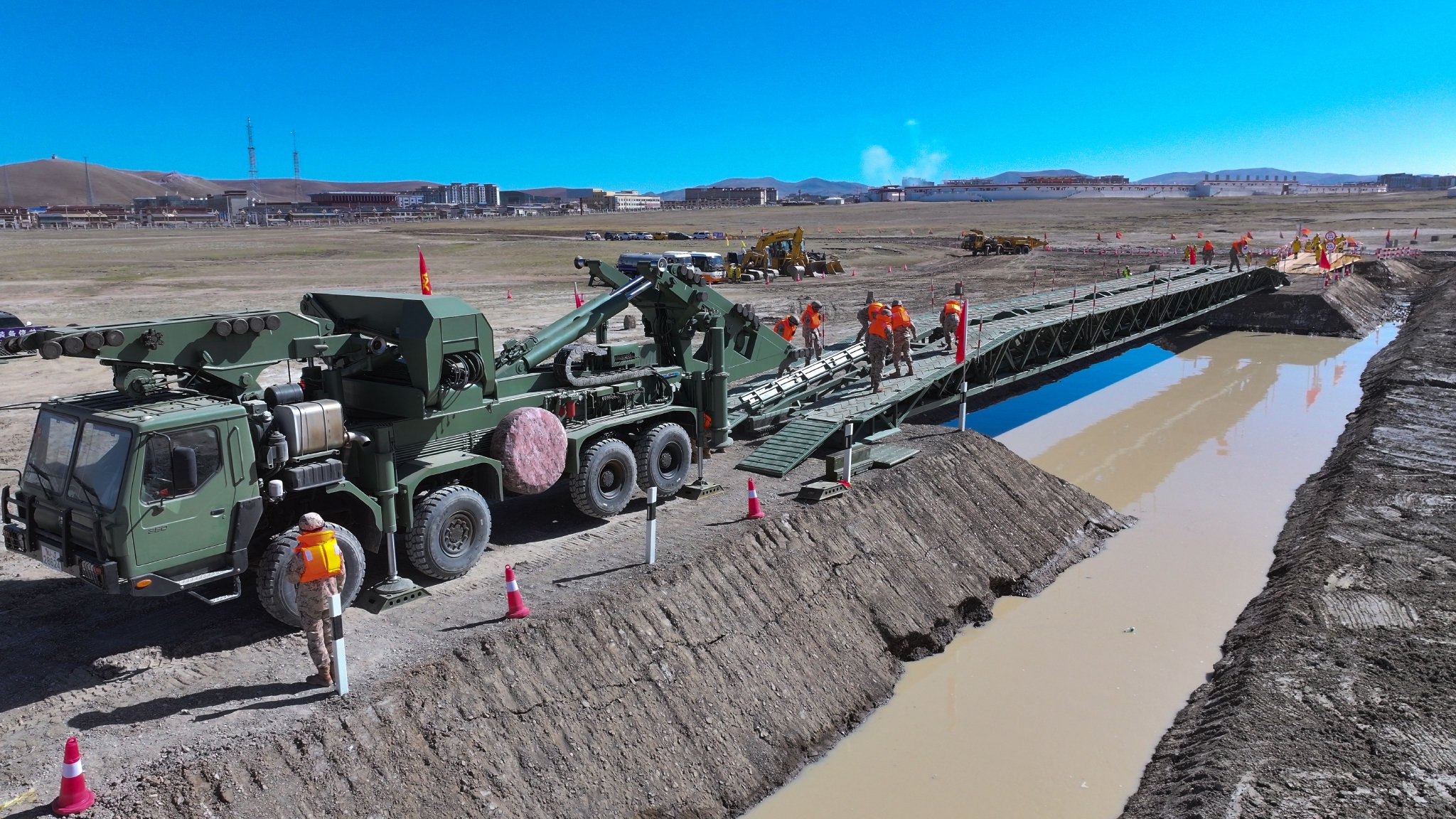 图为该支队官兵正在全力抢建"地震"受损桥梁.