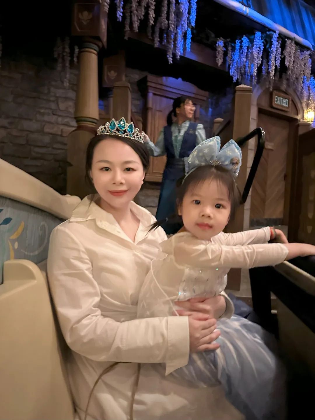 途中还"遇见"了木偶版艾莎和安娜,以及雪宝,咩咩看得特别专注.