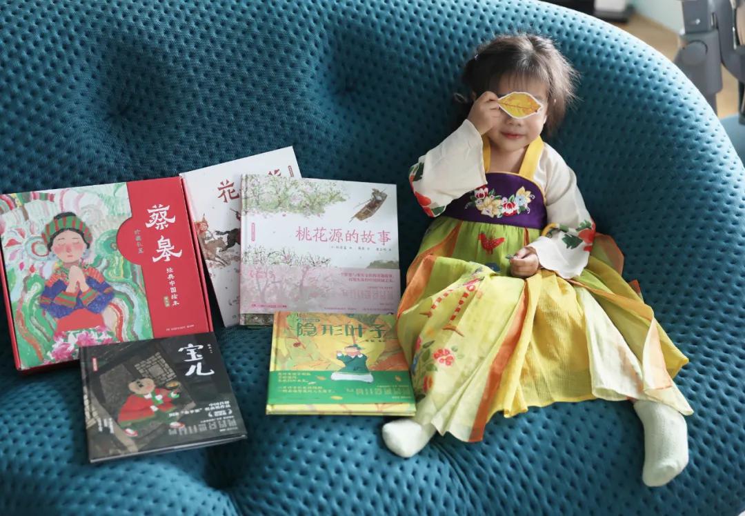 这本《桃花源的故事》改编自陶渊明的《桃花源记》,其插画还与"日本