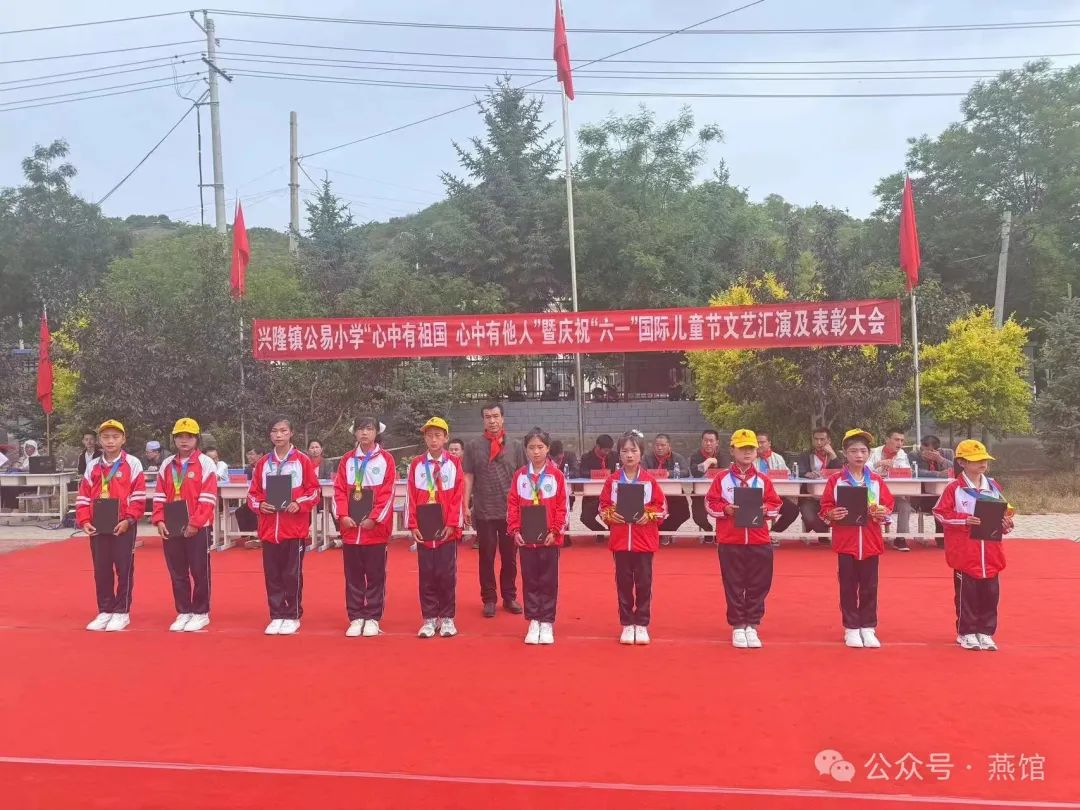 【公易小学孩子们刚穿上捐助的校服】最后有一点说明,希望新老读者
