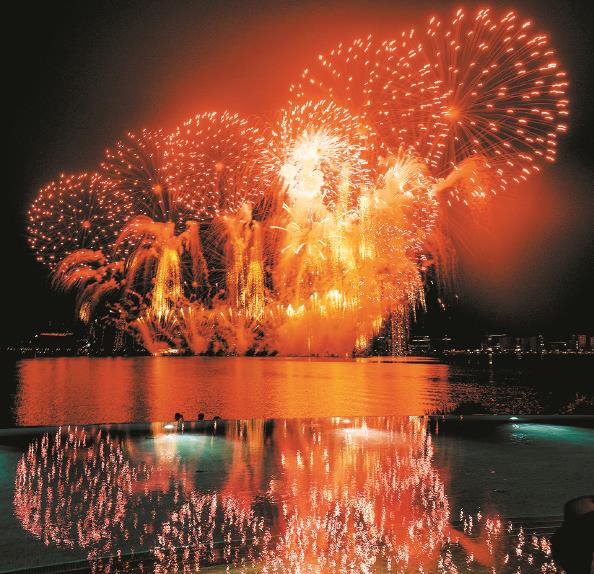 滴水湖烟花秀点亮"临港之夜"