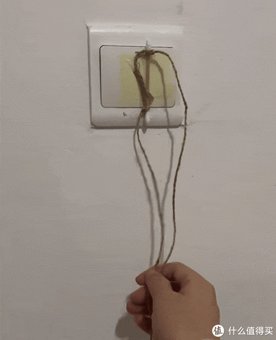 而当代大学生迅速解决这一痛点,一个棉签棍,一根绳,胶带粘好,拉不同