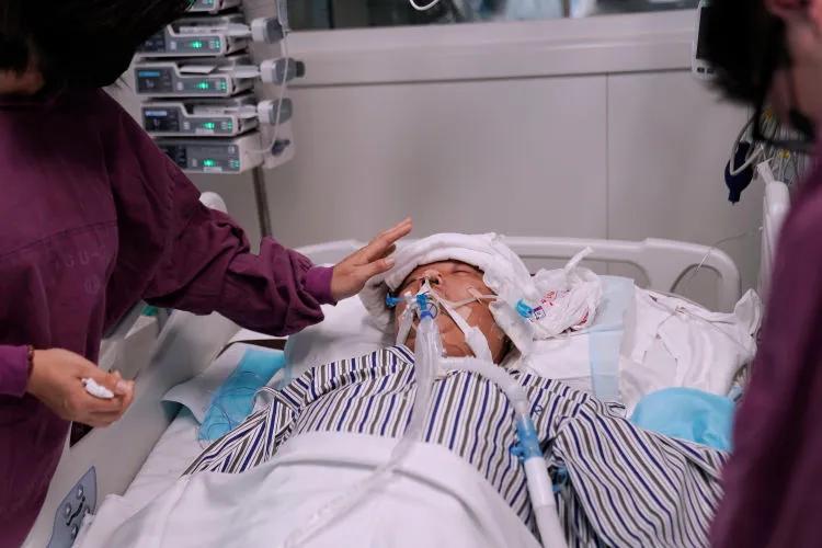 5月31日7:30,山东省立医院重症监护室内,常莉和女儿,儿子与即将进行