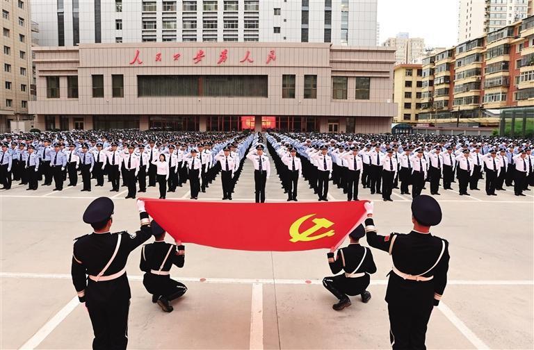 公安民警向党旗宣誓5月31日,记者从兰州市公安局获悉,五年来,兰州公安