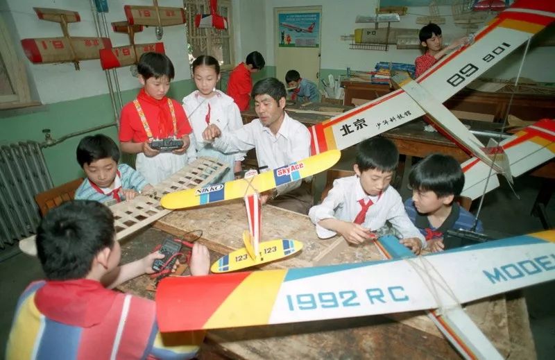 新华社记者 陈晓伟 摄1997年9月8日,哈尔滨市奋斗路小学的同学们通过