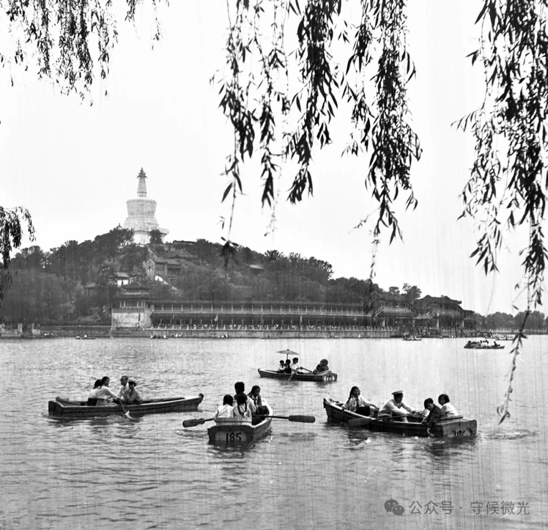 1954年6月1日,北京,少年儿童们和海军叔叔在北海公园的水上联欢.