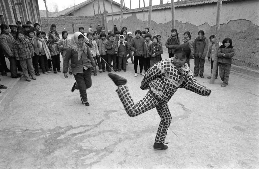 1995年,宁夏回族自治区彭阳县上庄村小学的女学生在课间跳皮筋.