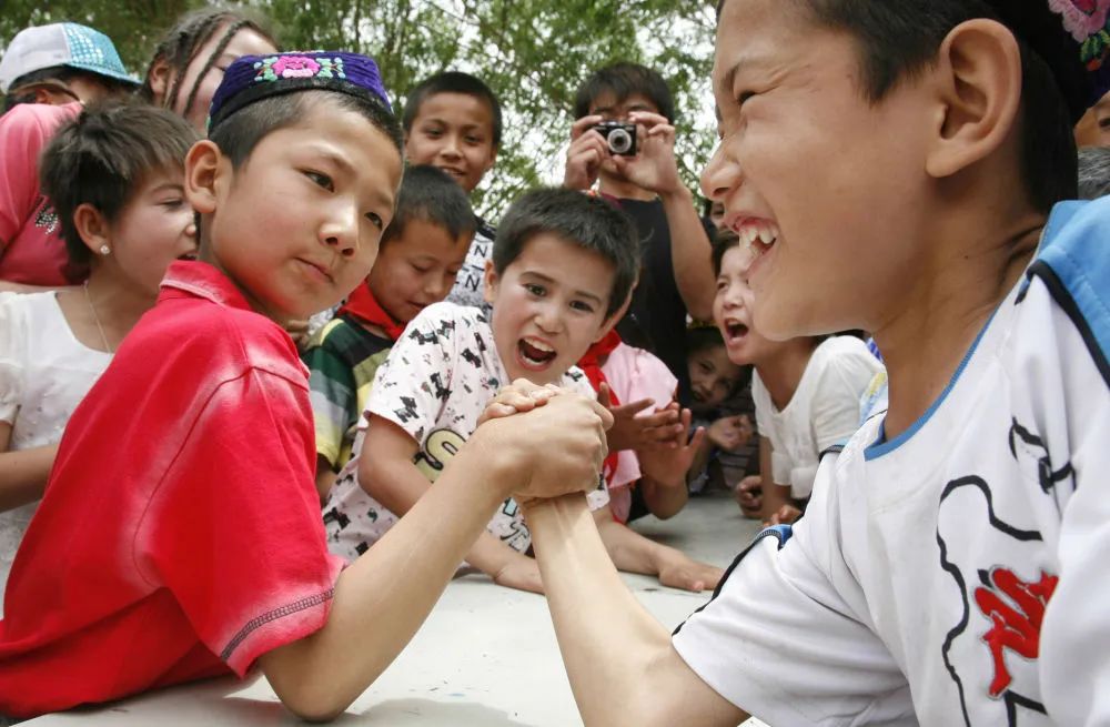2010年5月,哈密市圣雄希望小学的学生在进行掰手腕比赛
