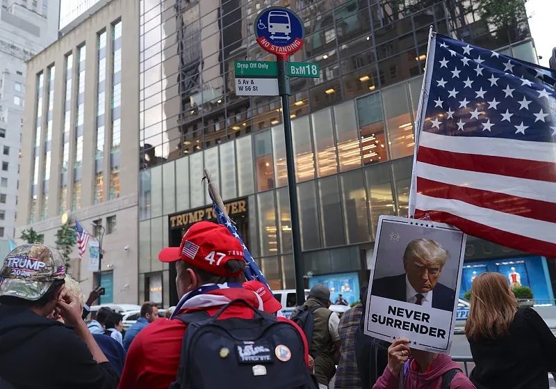 5月30日,美国纽约曼哈顿,特朗普的支持者在特朗普被判有罪后做出反应.