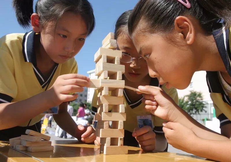 2006年7月21日,孩子们在秦皇岛市开发区一中搭积木.