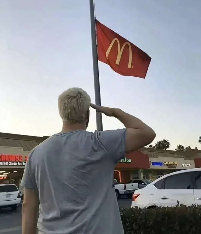 但午休时间去趟麦当劳,默默点一份开心乐园餐,拆开小玩具的瞬间,就