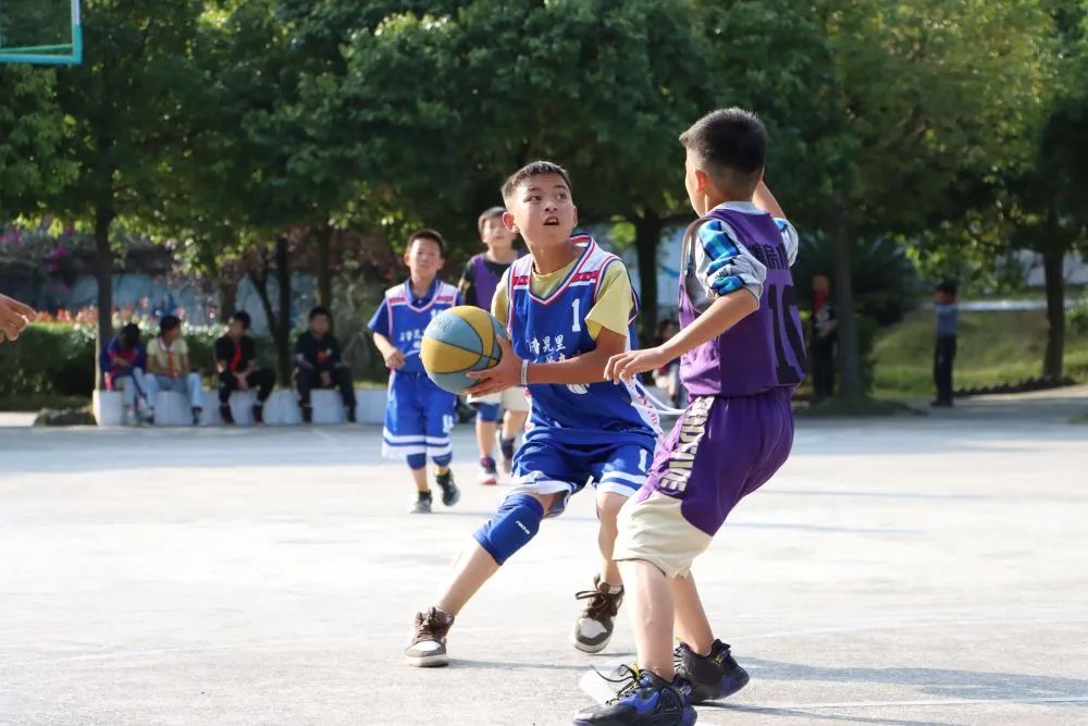 2023年,贵州省兴仁市塘房小学的学生在进行篮球比赛.