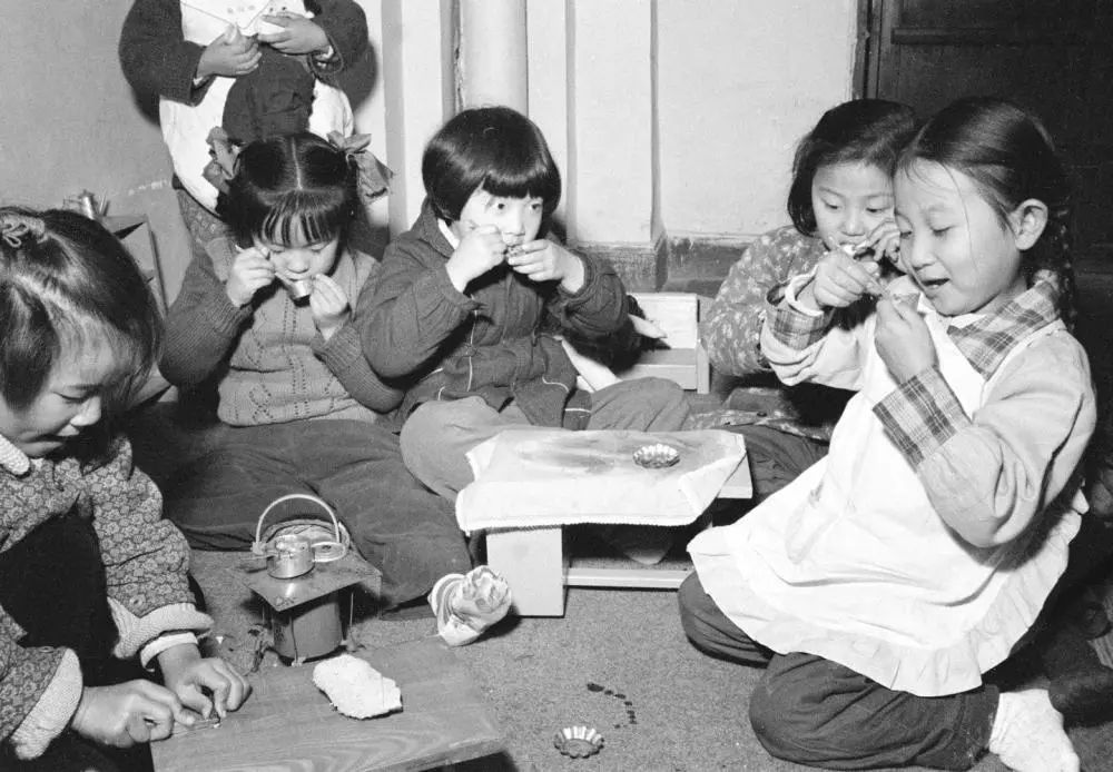 1956年,北京第三幼儿园的孩子们在玩"过家家".新华社记者 蒋齐生 摄
