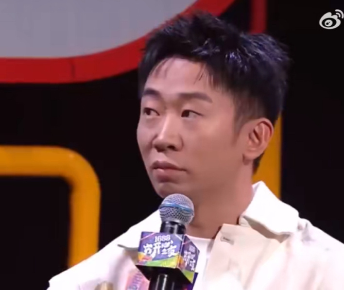杨迪在最新活动中说自己很爱音乐还很想上歌手哈哈哈哈哈哈哈快满足一下我们时|杨迪_新浪新闻